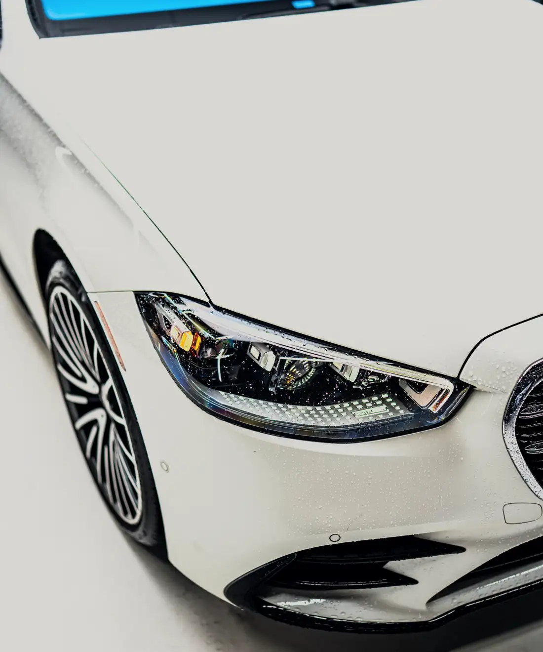 Headlight and wheel of the white S580